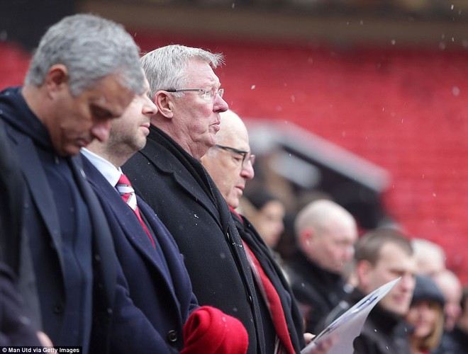 Sir Alex, Mourinho cùng dàn sao Man Utd tưởng niệm 60 năm thảm họa tồi tệ nhất lịch sử CLB - Ảnh 4.