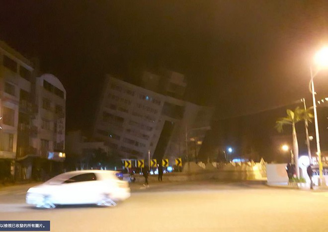 Đài Loan: Động đất mạnh 6 độ richter gây đổ sập nhiều toà nhà, hư hỏng đường sá - Ảnh 1.