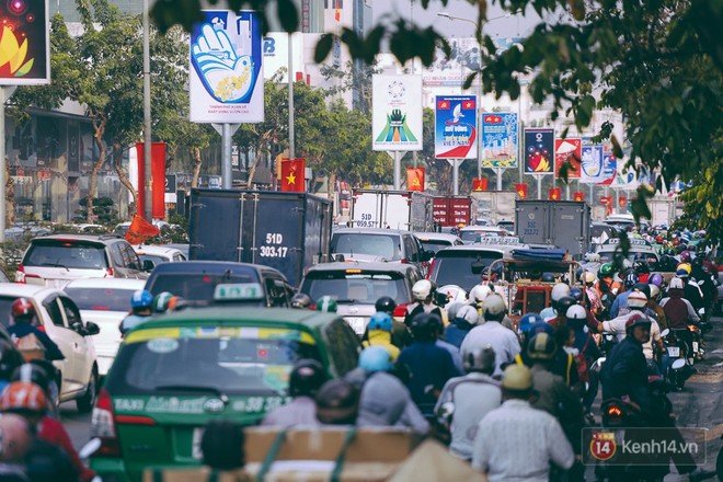 Người Sài Gòn mệt mỏi vì kẹt xe khắp mọi ngả đường những ngày cận Tết - Ảnh 3.