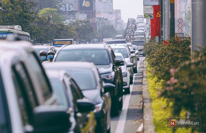 Người Sài Gòn mệt mỏi vì kẹt xe khắp mọi ngả đường những ngày cận Tết - Ảnh 1.