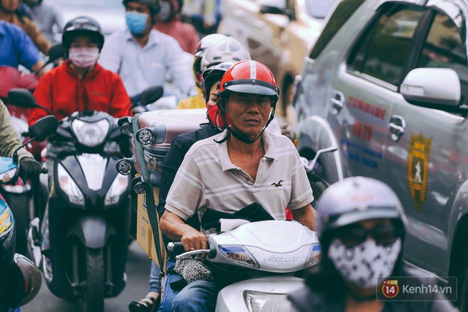 Người Sài Gòn mệt mỏi vì kẹt xe khắp mọi ngả đường những ngày cận Tết - Ảnh 7.