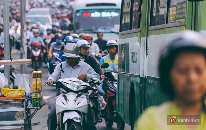 Người Sài Gòn mệt mỏi vì kẹt xe khắp mọi ngả đường những ngày cận Tết - Ảnh 10.