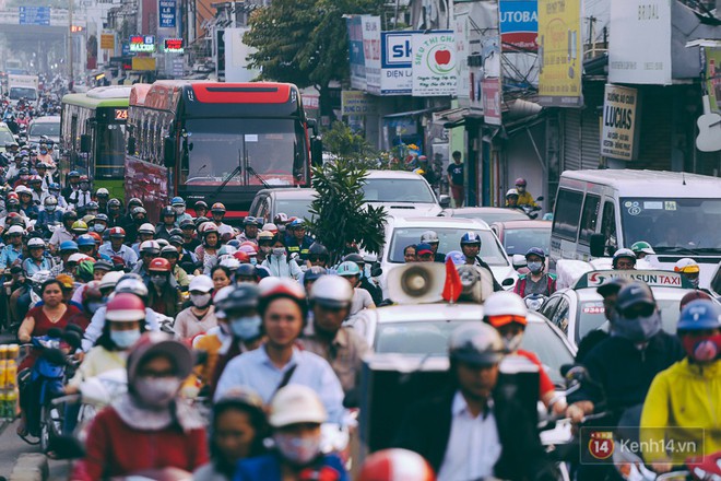 Người Sài Gòn mệt mỏi vì kẹt xe khắp mọi ngả đường những ngày cận Tết - Ảnh 9.