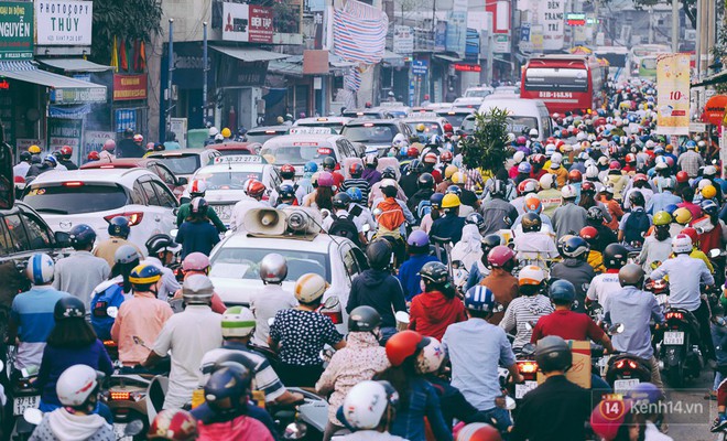 Người Sài Gòn mệt mỏi vì kẹt xe khắp mọi ngả đường những ngày cận Tết - Ảnh 2.