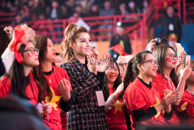 Đứng b&ecirc;n cạnh người đẹp nhưng d&agrave;n cầu thủ U23 Việt Nam lại &ocirc;m nhau, để mặc Huyền My một m&igrave;nh e ấp! - Ảnh 1.