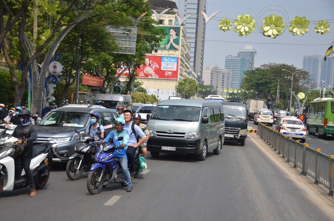 Va chạm xe bồn khiến người đàn ông chết thảm, giao thông ùn ứ kéo dài ở Sài Gòn - Ảnh 3.