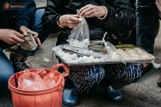 Chùm ảnh: Ghé thăm chợ hoa truyền thống lâu đời nhất Hà Nội - cả năm chỉ họp đúng một phiên duy nhất - Ảnh 11.