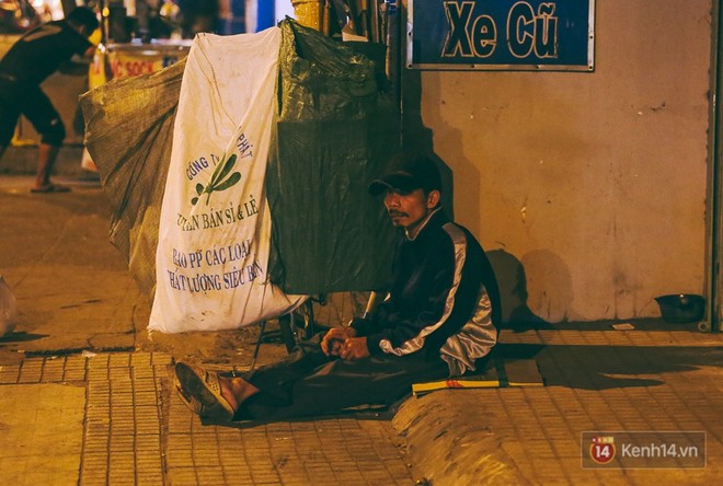 Chùm ảnh: Sài Gòn xuống 20 độ C kèm gió lạnh, người dân co ro khi đêm về - Ảnh 10.