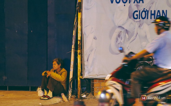 Chùm ảnh: Sài Gòn xuống 20 độ C kèm gió lạnh, người dân co ro khi đêm về - Ảnh 9.