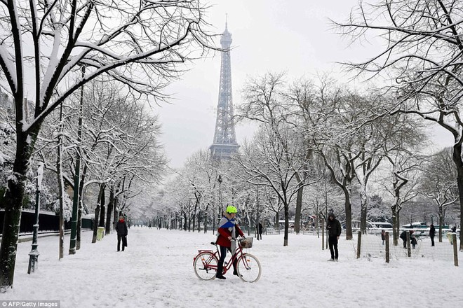 Chỉ sau một đêm, tuyết nhấn chìm Paris vào một màu trắng mộng mơ dày tới gần 18cm khiến nhiều người ngỡ ngàng - Ảnh 2.