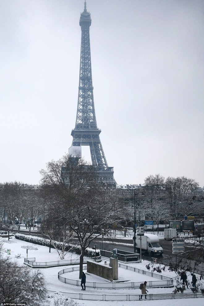 Chỉ sau một đêm, tuyết nhấn chìm Paris vào một màu trắng mộng mơ dày tới gần 18cm khiến nhiều người ngỡ ngàng - Ảnh 14.