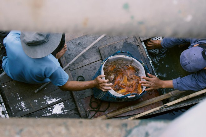 Hàng chục thuyền bè tranh nhau vớt cá chép vừa phóng sinh ở Sài Gòn, người dân bất lực đứng nhìn - Ảnh 4.