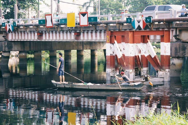 Hàng chục thuyền bè tranh nhau vớt cá chép vừa phóng sinh ở Sài Gòn, người dân bất lực đứng nhìn - Ảnh 5.