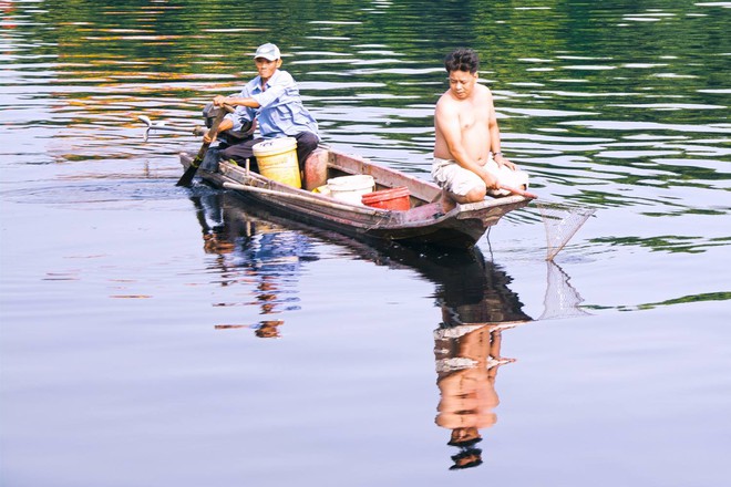 Hàng chục thuyền bè tranh nhau vớt cá chép vừa phóng sinh ở Sài Gòn, người dân bất lực đứng nhìn - Ảnh 6.