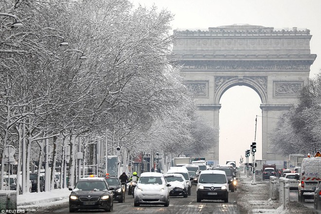 Chỉ sau một đêm, tuyết nhấn chìm Paris vào một màu trắng mộng mơ dày tới gần 18cm khiến nhiều người ngỡ ngàng - Ảnh 7.