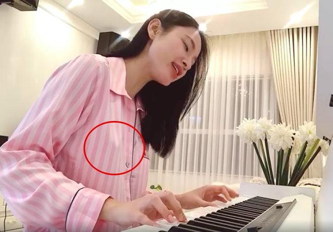 Angela Phương Trinh đăng clip vừa đàn vừa hát, nhưng dân mạng lại chỉ soi việc cô không mặc áo ngực! - Ảnh 2.