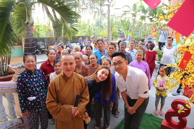 Hồ Ngọc H&agrave; d&agrave;nh cả ng&agrave;y l&agrave;m từ thiện, đi xe m&aacute;y trao qu&agrave; Tết cho người v&ocirc; gia cư l&uacute;c nửa đ&ecirc;m - Ảnh 4.