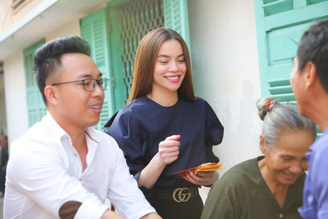 Hồ Ngọc H&agrave; d&agrave;nh cả ng&agrave;y l&agrave;m từ thiện, đi xe m&aacute;y trao qu&agrave; Tết cho người v&ocirc; gia cư l&uacute;c nửa đ&ecirc;m - Ảnh 7.