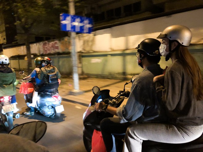 Hồ Ngọc H&agrave; d&agrave;nh cả ng&agrave;y l&agrave;m từ thiện, đi xe m&aacute;y trao qu&agrave; Tết cho người v&ocirc; gia cư l&uacute;c nửa đ&ecirc;m - Ảnh 9.