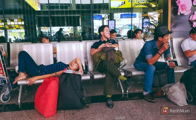 Người dân bắt đầu ùn ùn rời Sài Gòn về quê ăn Tết, sân bay Tân Sơn Nhất ùn ứ từ trong ra ngoài - Ảnh 18.