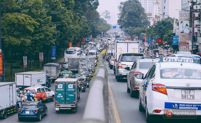 Người dân bắt đầu ùn ùn rời Sài Gòn về quê ăn Tết, sân bay Tân Sơn Nhất ùn ứ từ trong ra ngoài - Ảnh 2.