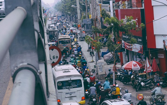 Người dân bắt đầu ùn ùn rời Sài Gòn về quê ăn Tết, sân bay Tân Sơn Nhất ùn ứ từ trong ra ngoài - Ảnh 3.
