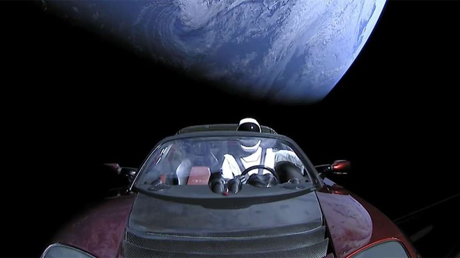 Thông điệp bí ẩn bên trong chiếc siêu xe Tesla mà Elon Musk đã gửi lên vũ trụ - Ảnh 1.