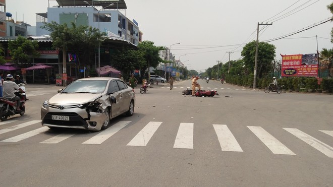 Va chạm liên hoàn, 2 thanh niên 25 tuổi nguy kịch ở Sài Gòn - Ảnh 1.