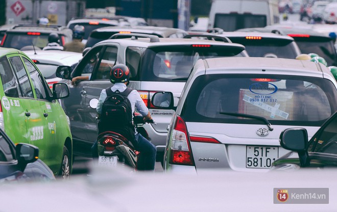 Người dân bắt đầu ùn ùn rời Sài Gòn về quê ăn Tết, sân bay Tân Sơn Nhất ùn ứ từ trong ra ngoài - Ảnh 10.