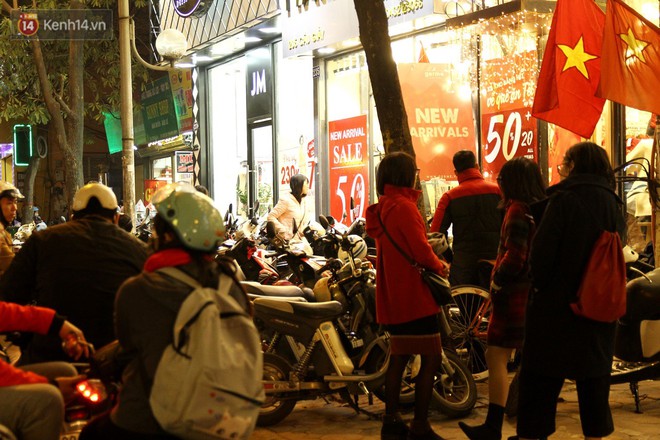 H&agrave; Nội: Xả h&agrave;ng cuối năm tr&agrave;n ra cả vỉa h&egrave;, tuyến đường Cầu Giấy &ugrave;n ứ cục bộ - Ảnh 4.