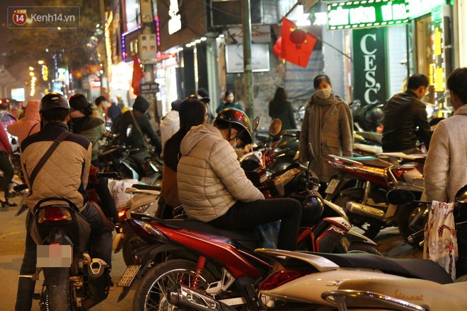 H&agrave; Nội: Xả h&agrave;ng cuối năm tr&agrave;n ra cả vỉa h&egrave;, tuyến đường Cầu Giấy &ugrave;n ứ cục bộ - Ảnh 9.