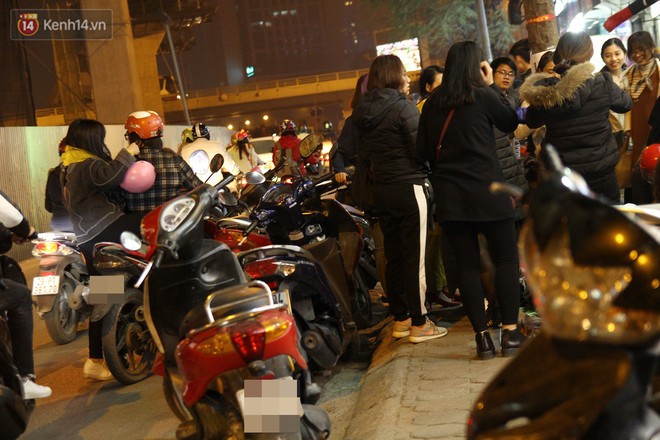 H&agrave; Nội: Xả h&agrave;ng cuối năm tr&agrave;n ra cả vỉa h&egrave;, tuyến đường Cầu Giấy &ugrave;n ứ cục bộ - Ảnh 7.