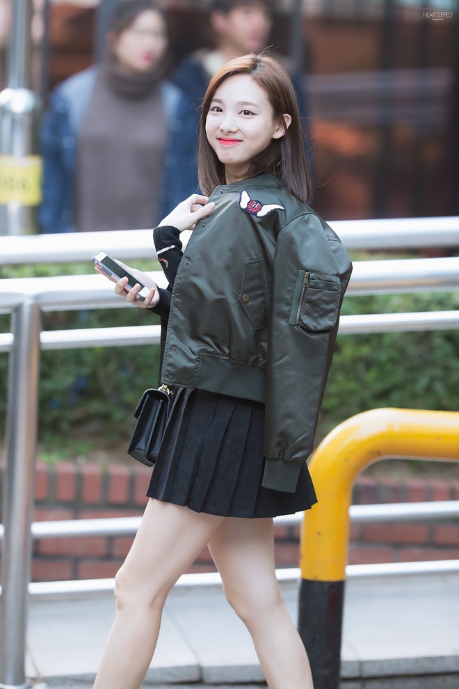 Nếu định đi chơi xa Tết này, bạn hãy học Nayeon (Twice) sắm những món đồ sau - Ảnh 3.