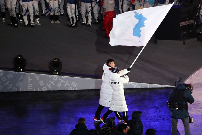Nữ hoàng trượt băng Kim Yuna thắp đuốc khai mạc Olympics mùa Đông 2018 - Ảnh 4.