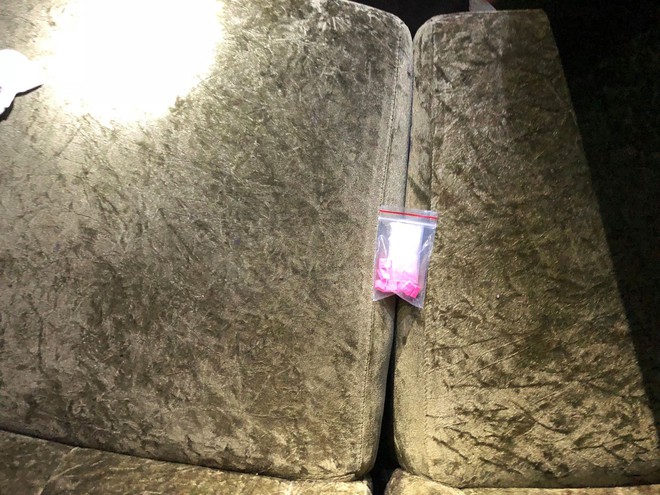 Đột k&iacute;ch 2 qu&aacute;n bar ở trung t&acirc;m S&agrave;i G&ograve;n l&uacute;c rạng s&aacute;ng, ph&aacute;t hiện gần 300 d&acirc;n chơi c&oacute; biểu hiện ph&ecirc; ma tu&yacute; - Ảnh 2.