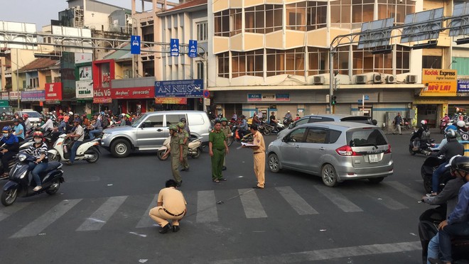 Va chạm xe bồn, người phụ nữ khuyết tật nguy kịch, đường vào sân bay Tân Sơn Nhất ùn tắc kéo dài - Ảnh 1.