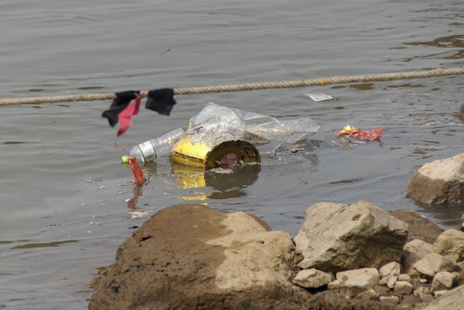 Sông Hồng ô nhiễm nặng sau ngày cúng Táo quân - Ảnh 10.