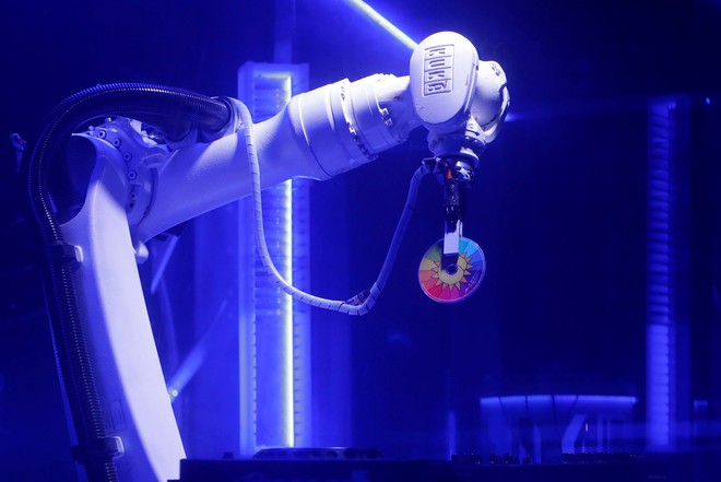 Robot l&agrave;m DJ qu&aacute;n bar, quẩy tưng bừng cả đ&ecirc;m kh&ocirc;ng biết mệt - Ảnh 1.