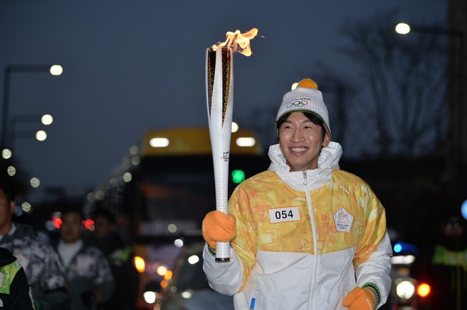 Lee Kwang Soo, Seolhyun rạng rỡ rước đuốc Olympics mùa đông - Ảnh 1.