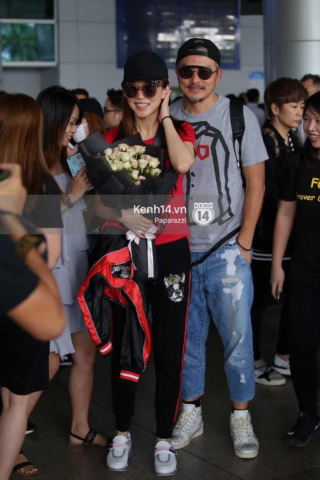 Vợ chồng Phạm Văn Phương - Lý Minh Thuận tay trong tay xuất hiện tại sân bay Tân Sơn Nhất - Ảnh 8.