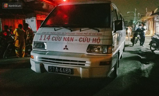 Ch&ugrave;m ảnh: Trắng đ&ecirc;m khắc phục sự cố sập cầu Long Kiển, nhiều phương tiện rơi xuống s&ocirc;ng ở S&agrave;i G&ograve;n - Ảnh 9.