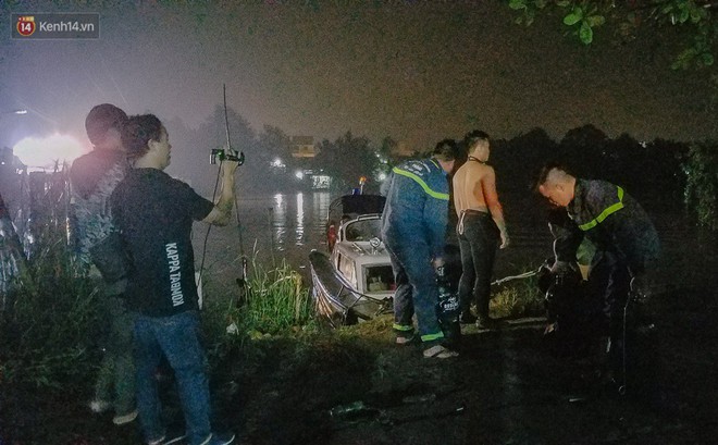 Ch&ugrave;m ảnh: Trắng đ&ecirc;m khắc phục sự cố sập cầu Long Kiển, nhiều phương tiện rơi xuống s&ocirc;ng ở S&agrave;i G&ograve;n - Ảnh 11.