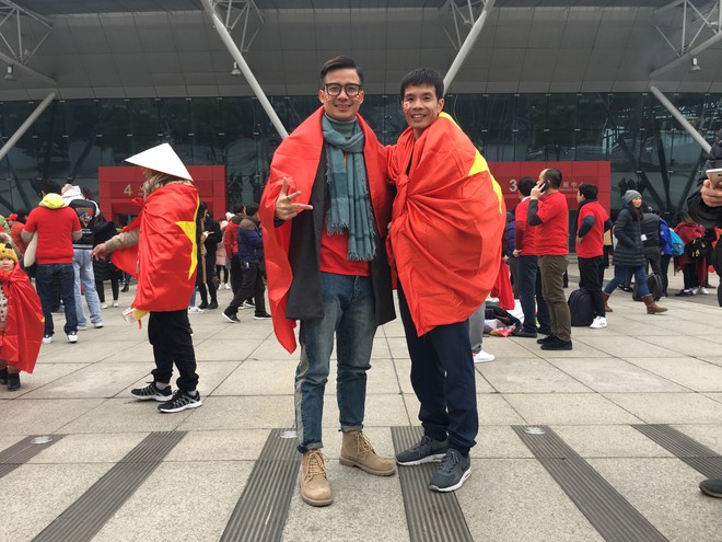 Cảm xúc vỡ òa của du học sinh TQ tại SVĐ Thường Châu: Đi 1000 km để ủng hộ các cầu thủ, vui phát khóc trước chiến thắng của U23 Việt Nam - Ảnh 2.