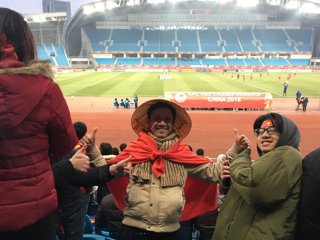 Cảm xúc vỡ òa của du học sinh TQ tại SVĐ Thường Châu: Đi 1000 km để ủng hộ các cầu thủ, vui phát khóc trước chiến thắng của U23 Việt Nam - Ảnh 3.