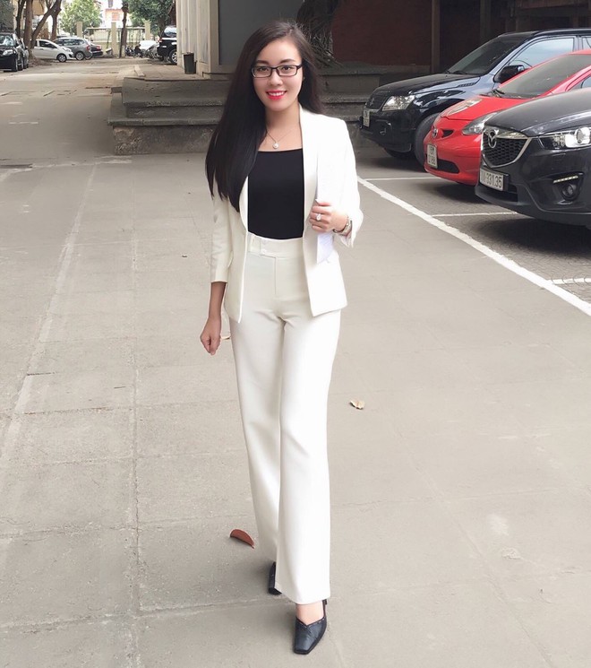Nữ giảng vi&ecirc;n ĐH Quốc gia H&agrave; Nội g&acirc;y ch&uacute; &yacute; với vẻ ngo&agrave;i n&oacute;ng bỏng - Ảnh 2.