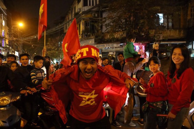 Việt Nam thắng, ai ai cũng muốn đổ ngay ra đường để ăn mừng - có lý giải khoa học cả đấy! - Ảnh 2.