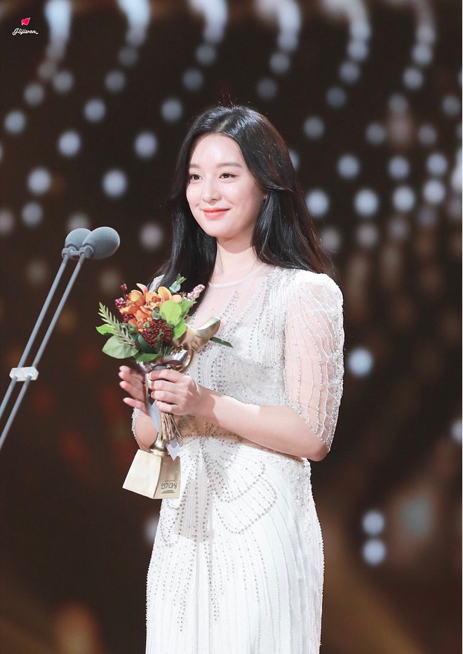 Khoảnh khắc mỹ nhân Hậu duệ mặt trời Kim Ji Won khiến fan nín thở vì đẹp... vượt cả chuẩn mực nữ thần - Ảnh 13.