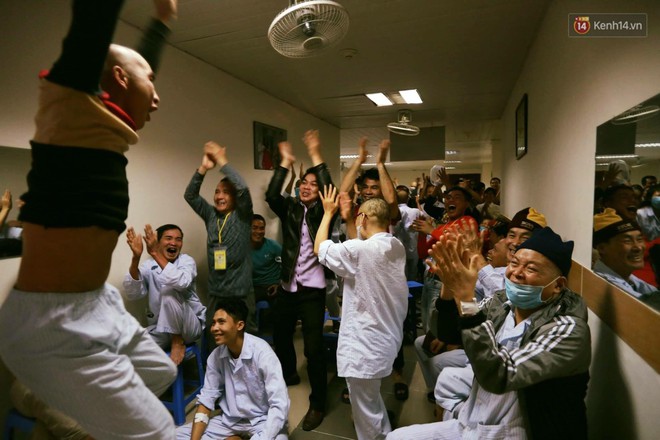 Như quên hết đau ốm, nhiều bệnh nhân nhảy lên sung sướng khi U23 Việt Nam xuất sắc tiến thẳng vào chung kết - Ảnh 4.