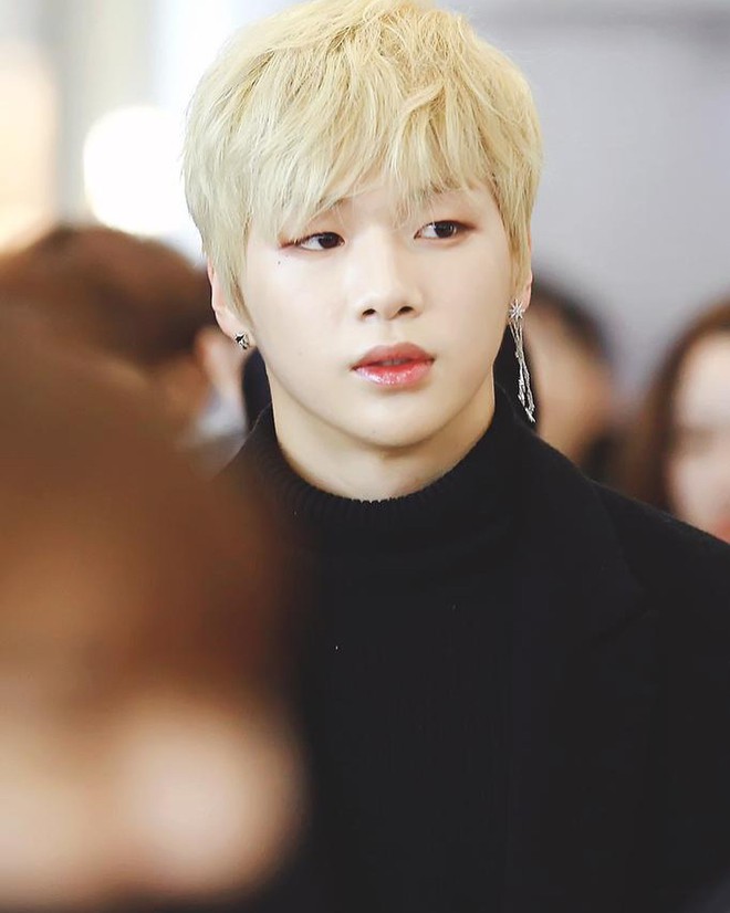 Tóc bỗng dựng ngược trên sân khấu, center quốc dân Kang Daniel thành nguồn cảm hứng chế ảnh bất tận - Ảnh 20.