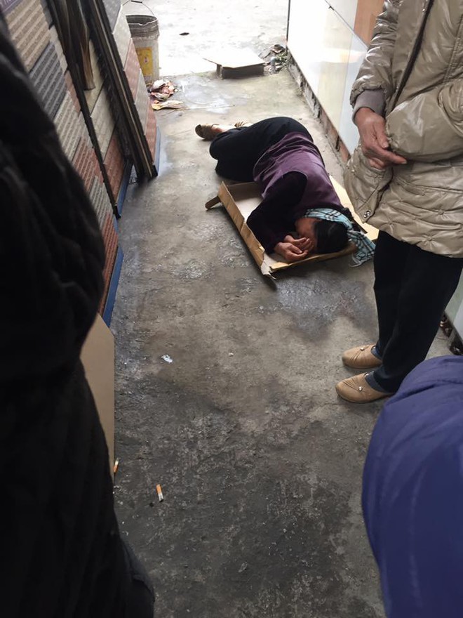B&agrave; nội v&agrave; b&agrave; ngoại kh&oacute;c ngất b&ecirc;n thi thể nam sinh lớp 10 bị xe kh&aacute;ch đ&acirc;m tử vong tr&ecirc;n đường đi học về - Ảnh 4.